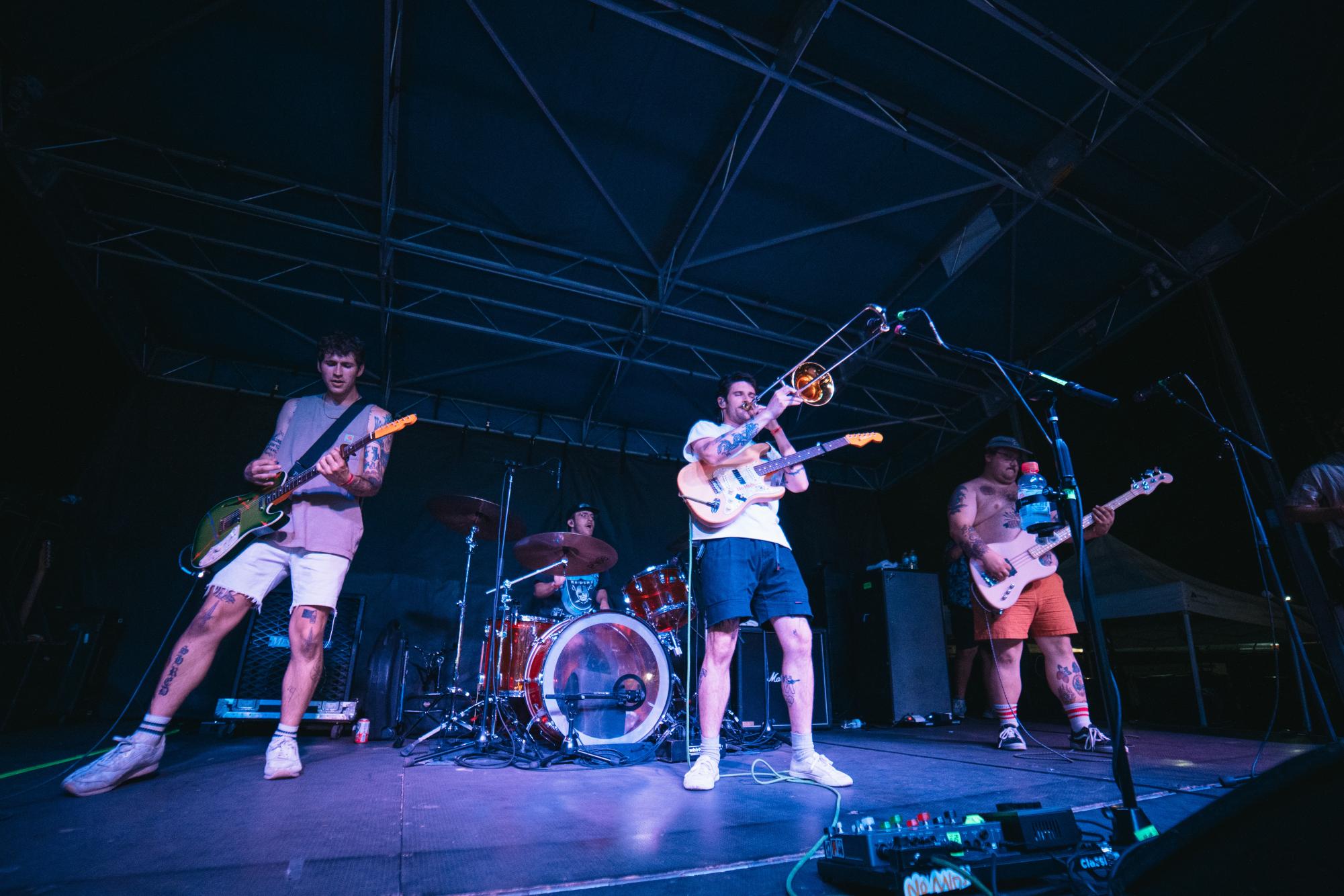 Mom Jeans. live on tour